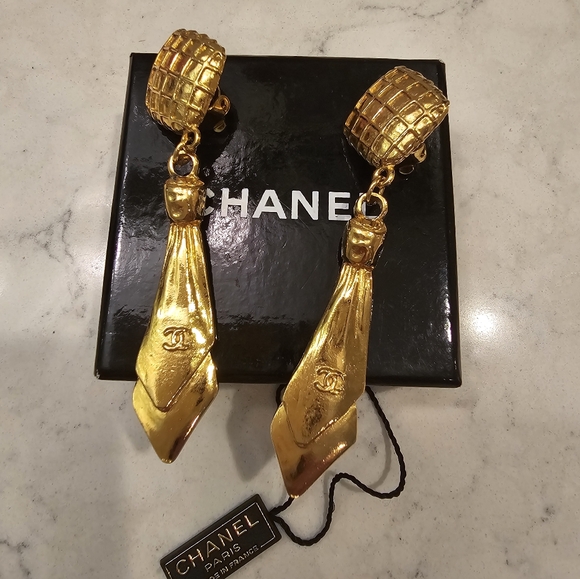 A beautiful pair of CHANEL dangle earrings! - Picture 1 of 5